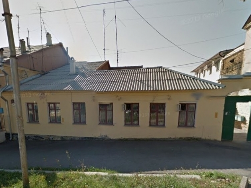 В Ставрополе ЖКХ 6 лет не может починить протекающую крышу в доме на Шаумяна