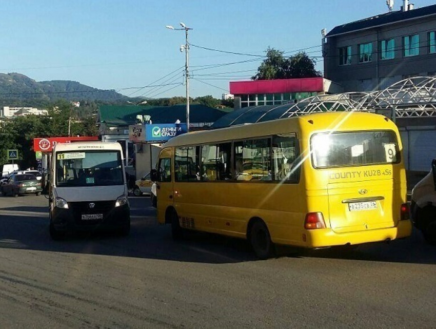 Поговорить с другом на «встречке» решил водитель автобуса с пассажирами в Кисловодске 