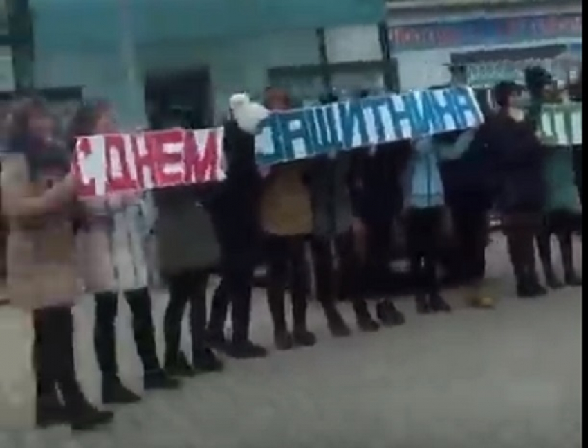 Трогательное поздравление водителям от девушек попало на видео на Ставрополье 
