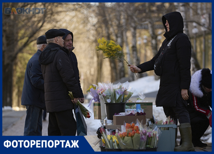 Останавливали машины и сметали цветы с прилавков для прекрасных дам ставропольские мужчины