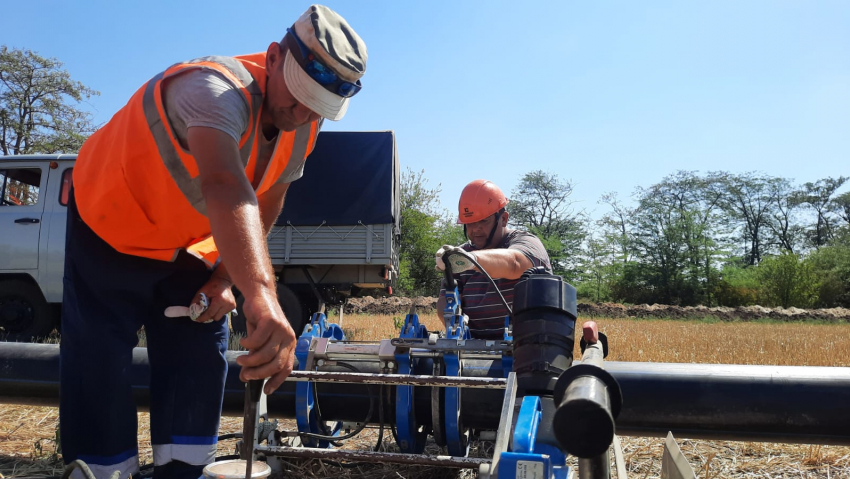 Крайводоканал меняет аварийные участки Светлоградского группового водопровода
