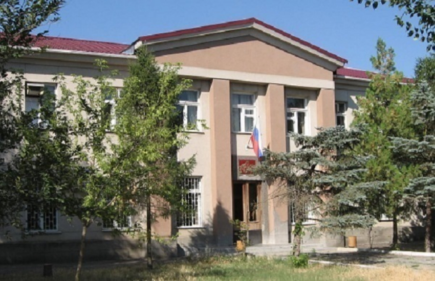 Разъяренный судебным решением мужчина открыл стрельбу возле здания суда на Ставрополье
