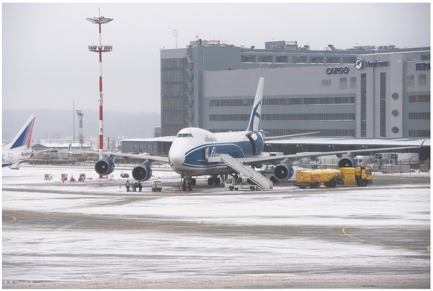 Экстренную посадку во Внуково совершил самолет для спасения жизни пассажирки из Пятигорска