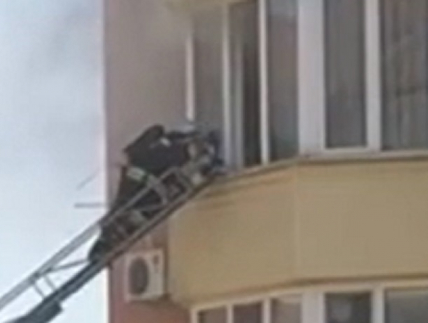 Серьезный пожар уничтожил квартиру в пятигорской многоэтажке