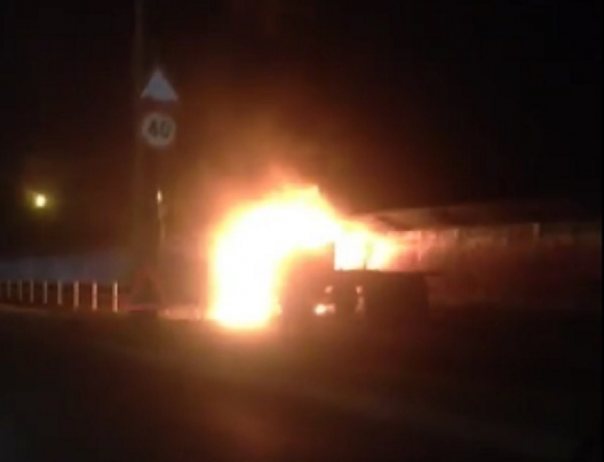 Появилось видео равнодушной реакции водителей на горящую «Газель» в Ставрополе