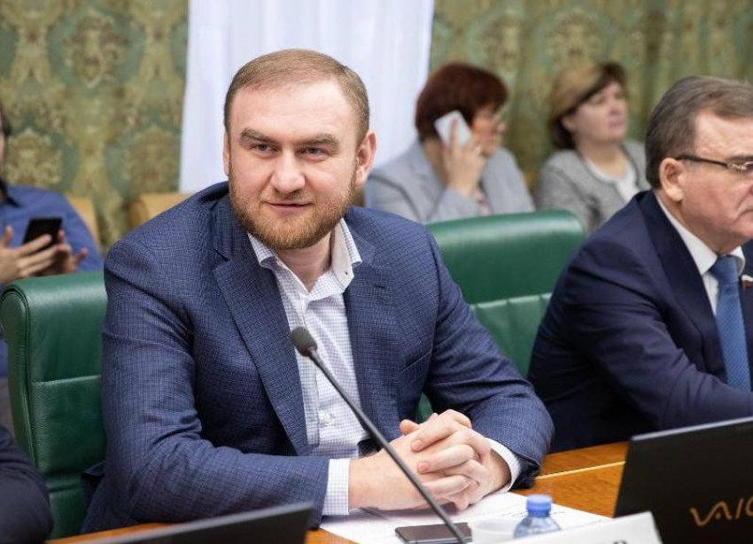 Экс-сенатор Арашуков попросил себе в камеру ортопедический матрас