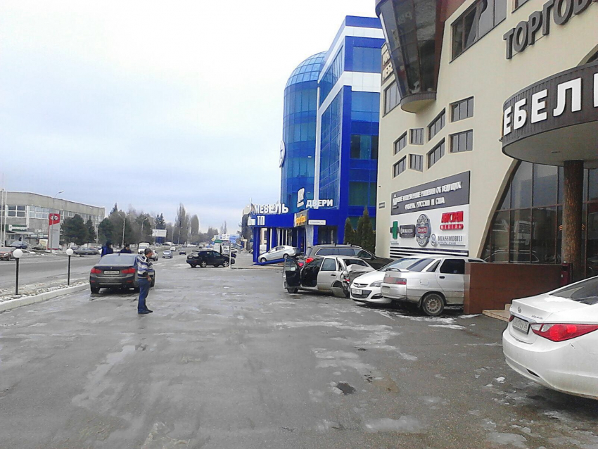 Четыре автомобиля столкнулись на парковке в Пятигорске