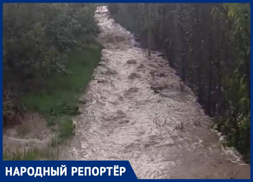 Реки вместо улиц из-за отсутствия водоотвода показали жители села Краснокумского на Ставрополье