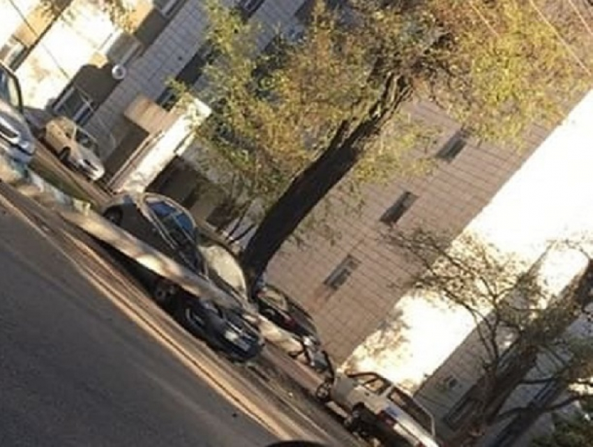 Бетонный столб на иномарку уронил сдающий задним ходом мусоровоз в Ставрополе
