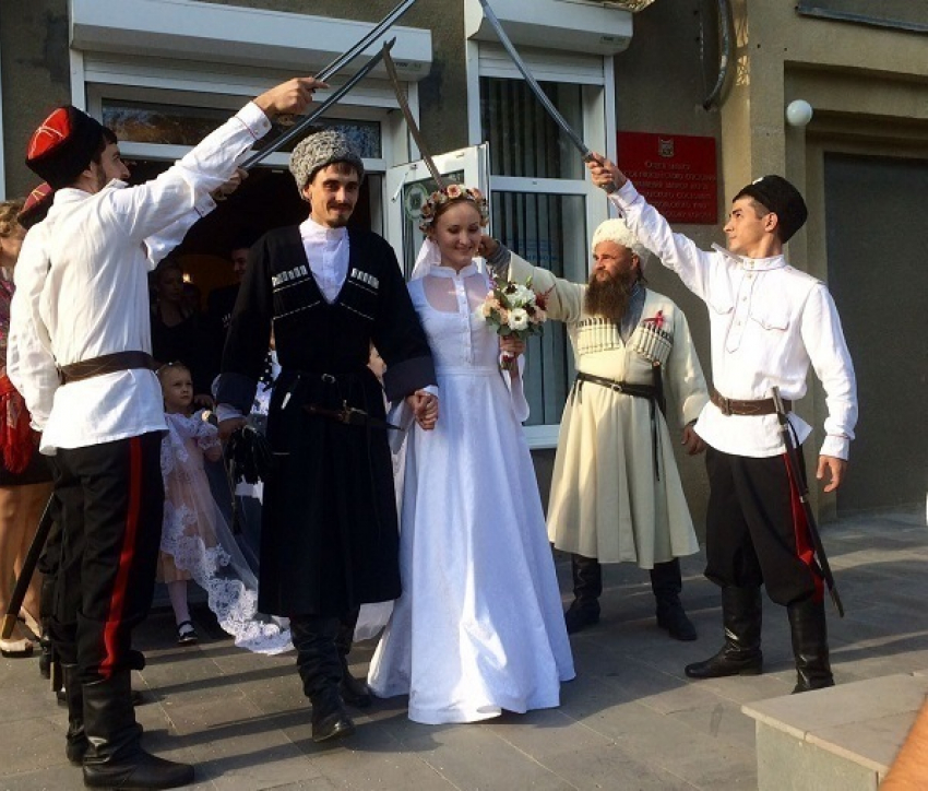Свадьбу с соблюдением вековых традиций казаков сыграли на Ставрополье