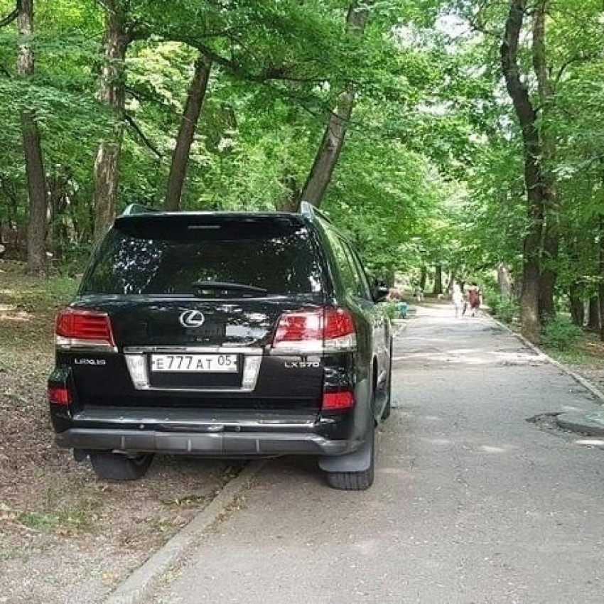 Оставленный в парке «Лексус» с дагестанскими номерами возмутил жителей Ставрополья 