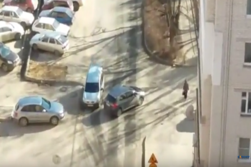 Паркуюсь как хочу: иномарка расположилась на проезжей части в Ставрополе
