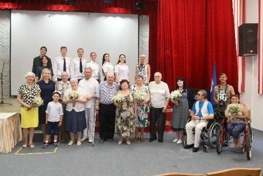 Офицеры СКР провели концерт для пожилых людей