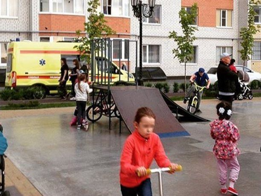 Маленькая девочка сломала шею после падения с горки на детской площадке в Ставрополе