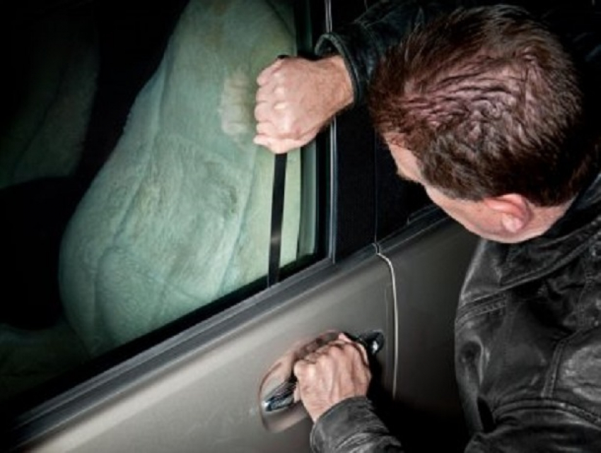 Мужчина таскал ценности из машин в гаражном кооперативе в Ессентуках 