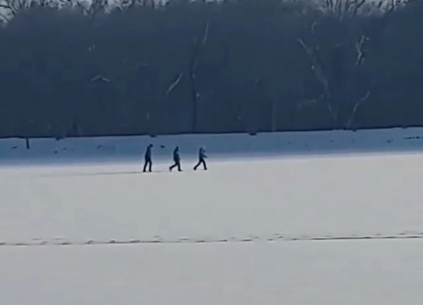 Ставропольчан шокировали кадры прогулки детей по хрупкому льду озера в Ессентуках