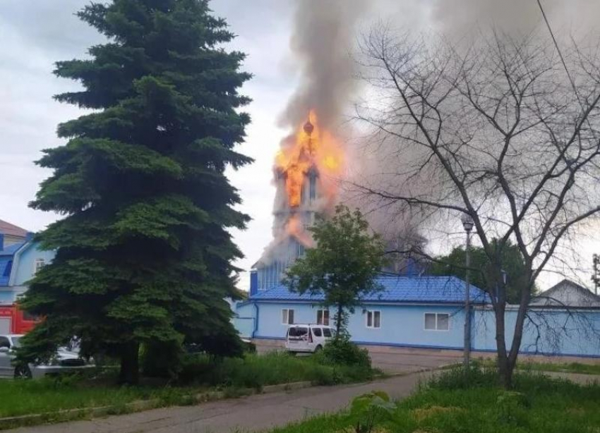 Пожар в Свято-Никольском храме тушат в Ессентуках 11 июня