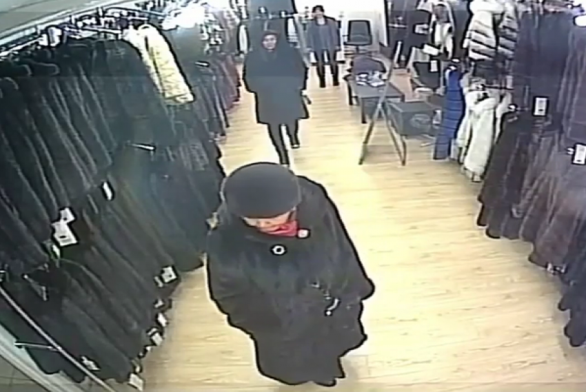 Пожилая женщина попала на видео при краже дорогой шубы в Пятигорске