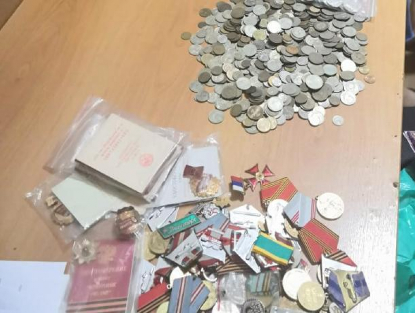 На Ставрополье поймали укравшего коллекцию монет и медалей на 120 тысяч рублей мужчину