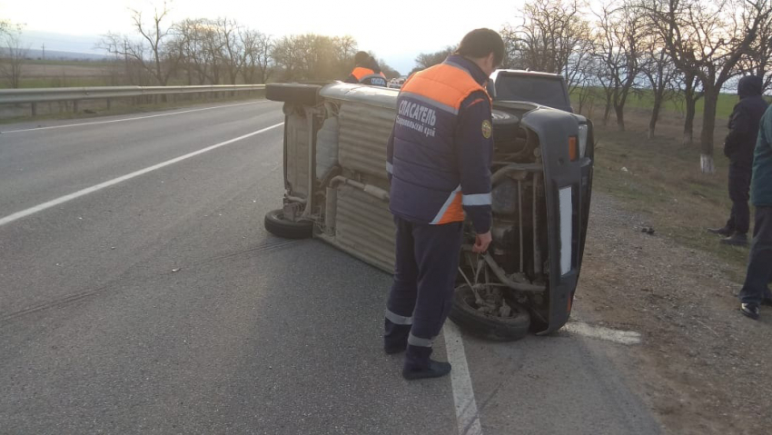 «Ока» перевернулась на трассе в Ставрополье из-за неудачного маневра водителя