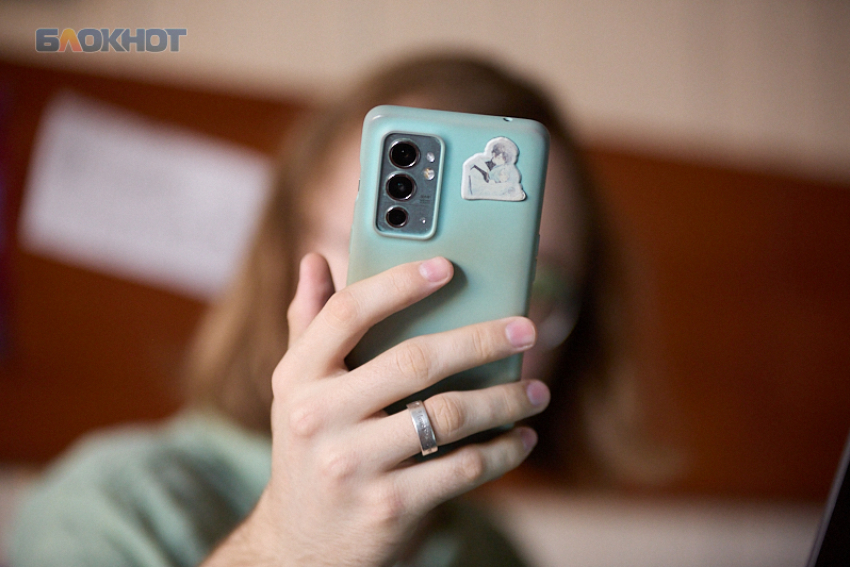 Камеры в Ставрополе начали ловить водителей с телефонами в руках