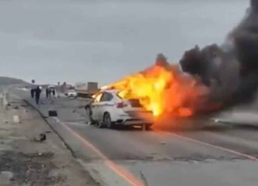 Два человека пострадали при возгорании автомобиля на трассе возле Железноводска 