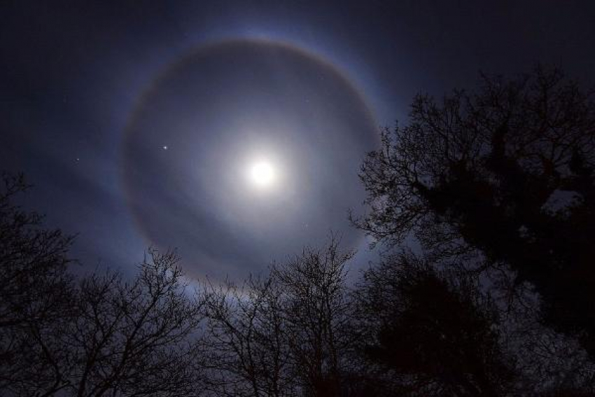 Лунное гало появилось в небе над Ставрополем ночью 15 декабря