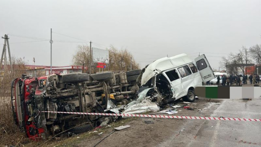 Семь человек погибли в результате столкновения маршрутки и грузовика на Ставрополье