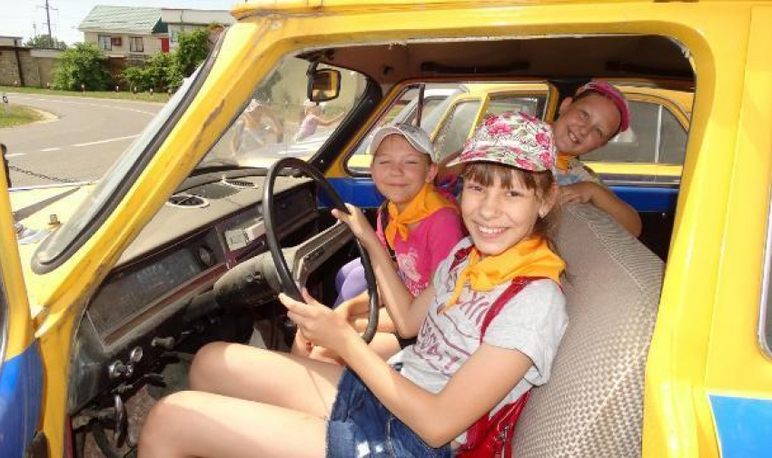 Дети из лагерей побывали в Ставропольском музее автомобилей