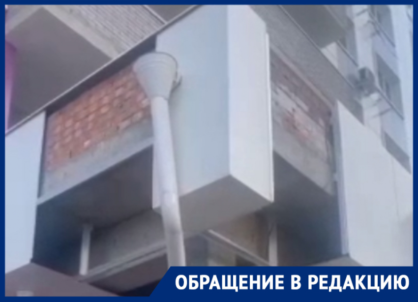 С трещинами в стенах и облетевшим фасадом жители дома в Ставрополе застряли между двумя УК