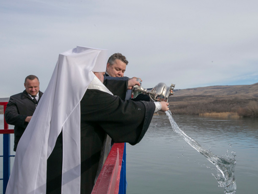 Святая вода течёт прямо из водопроводных кранов в Ставрополе