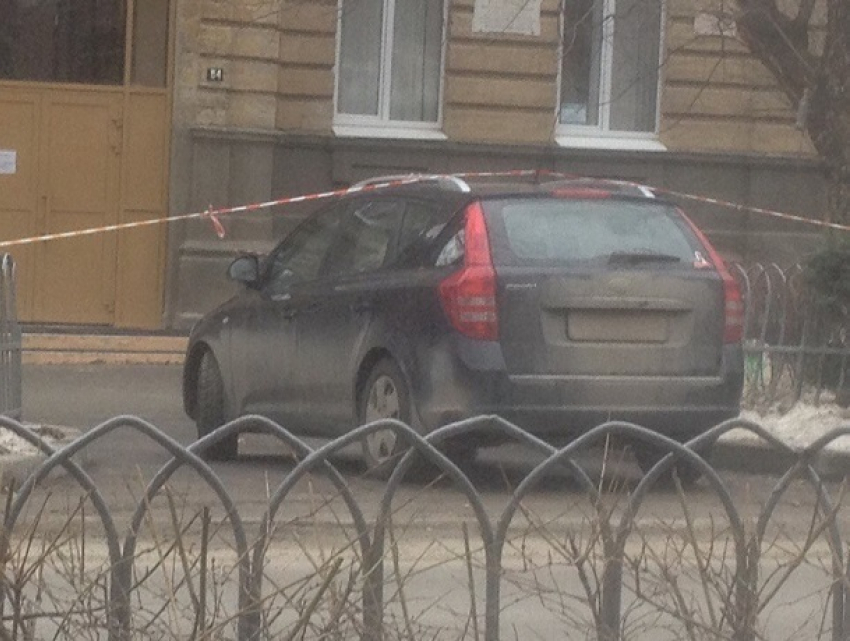«Парковка 9999 уровня»: водитель бросил машину прямо под ограждением в Ставрополе 