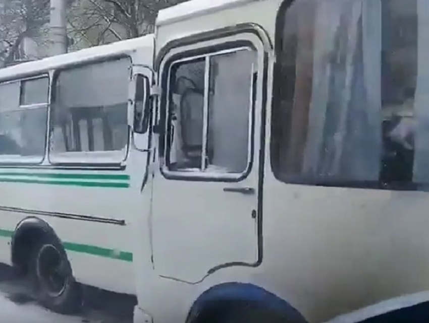 Два ПАЗика столкнулись и попали на видео в центре Ставрополя 