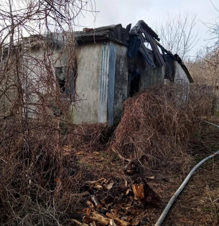 Спасатели обнаружили тело мужчины под завалами сгоревшего дома на Ставрополье