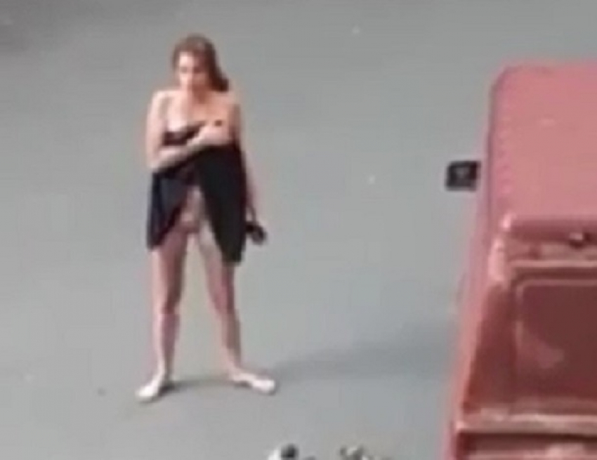 Неадекватная полуголая девушка пыталась залезть в чужие машины в одном из дворов Ставрополя и попала на видео