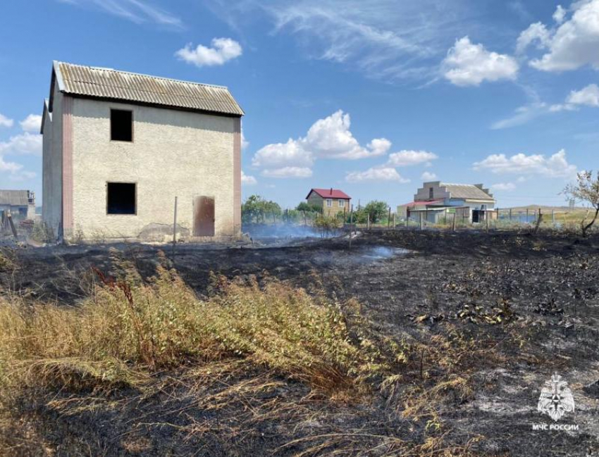 В Минераловодском округе загорелась трава на площади 5 тысяч квадратных метров 