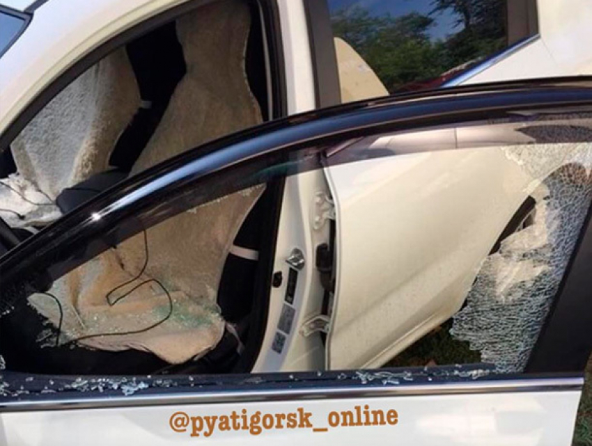 Неизвестные дерзко обокрали автомобиль в Пятигорске