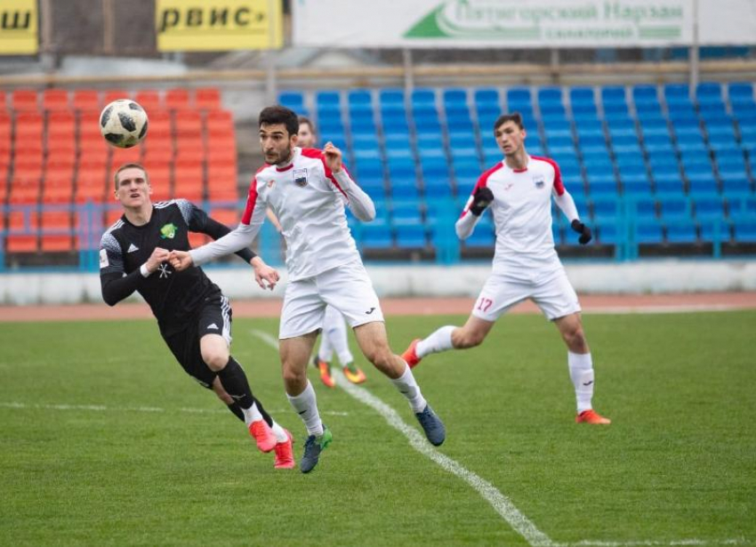 Три удаления, победный гол и потасовка: неделя горячего футбола прошла на Ставрополье 