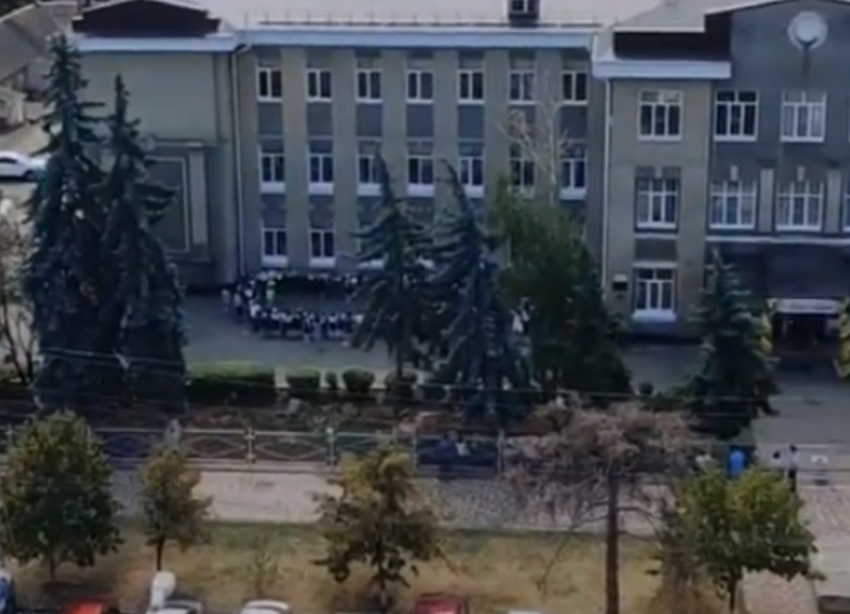 Видео с линейки в школе №2 Ставрополя под «взрослый» трек взорвало соцсети
