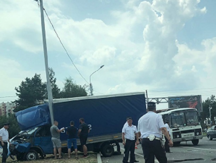 Страшное столкновение «Газели» и «Волги» произошло на выезде из Ставрополя