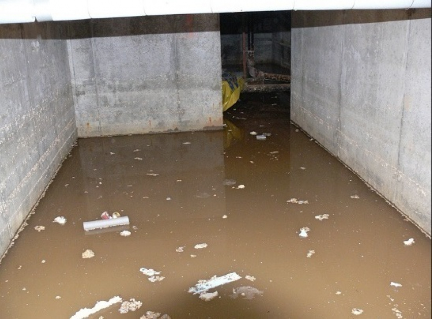 В одном из жилых домов Изобильного затопило подвальные помещения