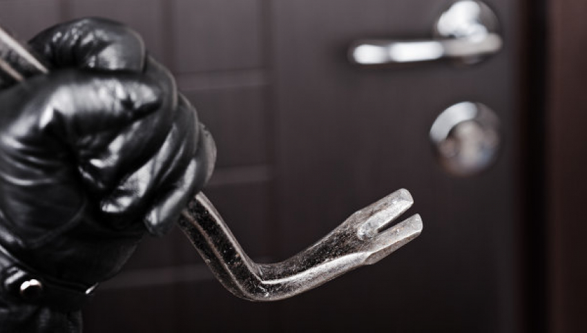 На Ставрополье злоумышленники пытались сломать дверь квартиры, где жила пенсионерка