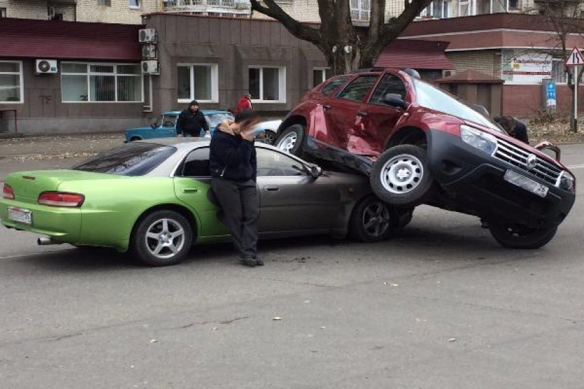 Французский кроссовер переехал японский спортивный автомобиль на центральной улице Ставрополя