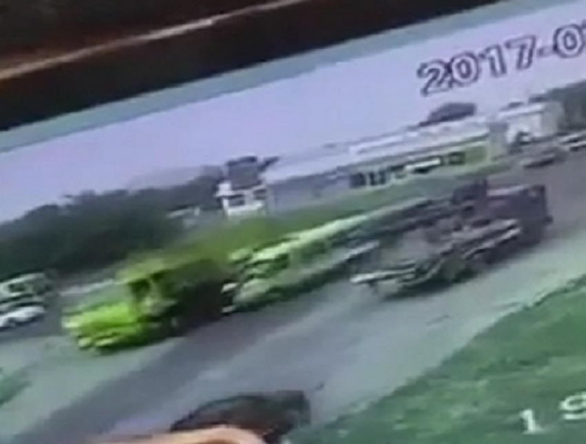 Жуткое видео столкновения пассажирской маршрутки с грузовиком появилось в сети - мусоровоз переехал погибших