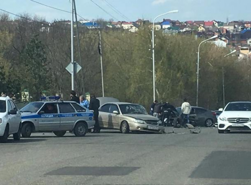Рассыпавшиеся после аварии машины парализовали движение в Ставрополе