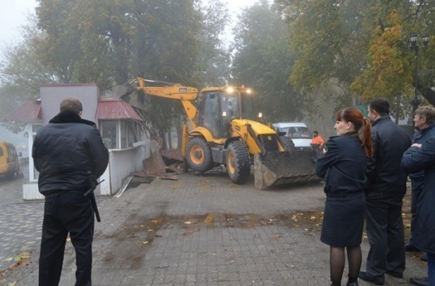 Незаконный павильон снесли в центре Железноводска