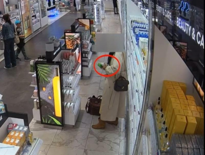 Ставропольчанка обчистила duty free в аэропорту Пулково и стащила косметику в рукаве