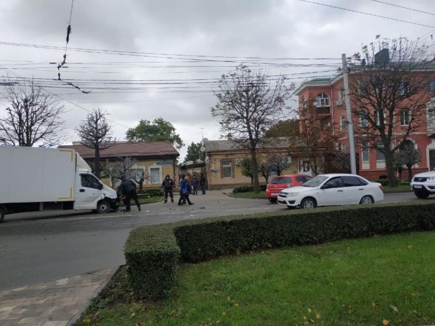 Две легковушки и грузовик не поделили дорогу в центре Ставрополя