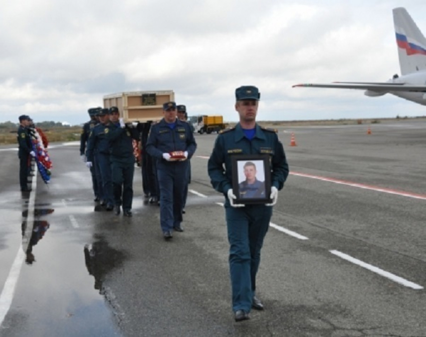 Тело погибшего при крушении вертолета Ми-8 инженера доставили спецбортом в Ставрополь