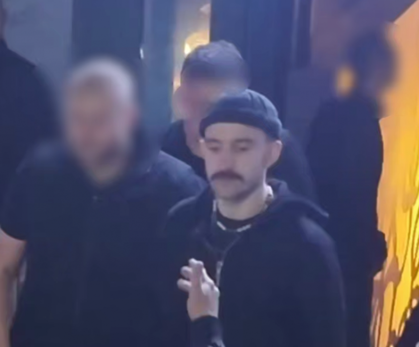 «Вижу твою пилотку — настроение поднимается»: фейсконтрольщик заснял тарантиновский диалог возле клуба в Ставрополе 